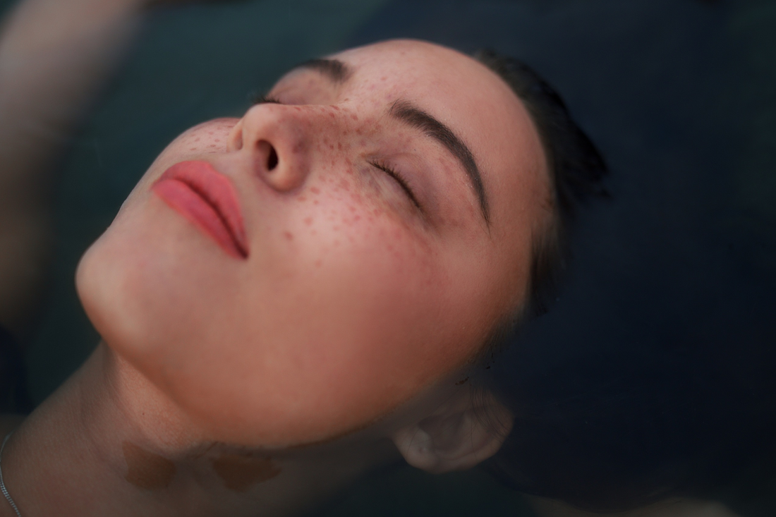 Menopause & CBD – Natürliche Hilfe bei Hitzewallungen, Schlaf & Stimmung